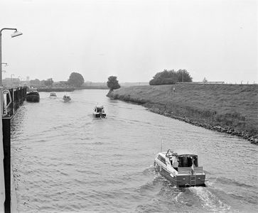 858327 Gezicht op uitmonding van het Merwedekanaal in de Lek bij Nieuwegein, vanaf de Emmabrug over de Koninginnensluis.